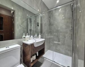 London Court Hotel - Guest Experiences