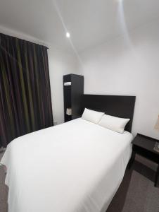 London Shelton Hotel - Facilities and Services