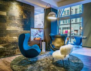 Motel One Manchester-Royal Exchange - Room Features and Amenities