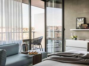 Pullman Paris Eiffel Tower - Location and Accessibility