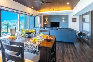 Razorblade Hotel - Transportation and Dining