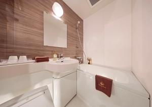 Shinsaibashi-Higashi Crystal Hotel - Nearby Airports and Transportation