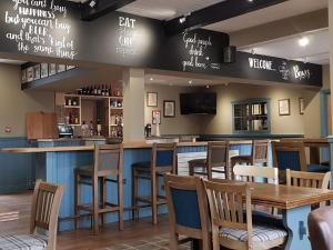 The Bowes Hotel - Exceptional Service and Amenities