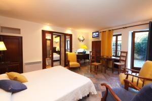 The Enclosure of the Rose Laurels - Policies for Guests and Pets