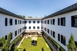 The Gardens of St Cloud - Nearby Points of Interest