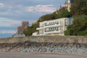 The Liner - Arrival and Departure