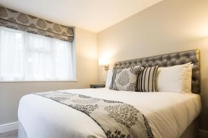 The Maple Manor Hotel - Parking and Airport Transfers