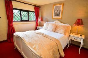 The Roundabout Hotel - Amenities and Facilities