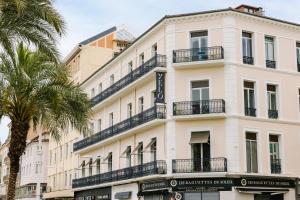 Yelo Lumière Powered by Sonder - About Staying Here