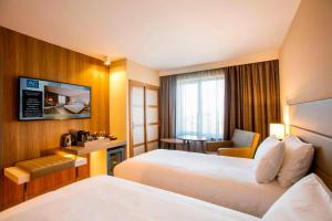 AC Hotel by Marriott Manchester Salford Quays - Accessibility and Services