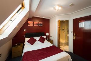 Adria Hotel - Dining Options Nearby