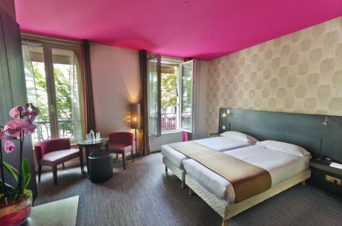 Aéro Hotel Review: Comfort and Convenience in Paris - Nearby Attractions and Transport