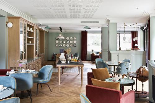 Botanist Hotel - How To Book Your Stay