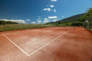 Château De Floure - Hotel, Restaurant, SPA and Heated Outdoor Swimming Pool - Convenient Transportation and Accessibility