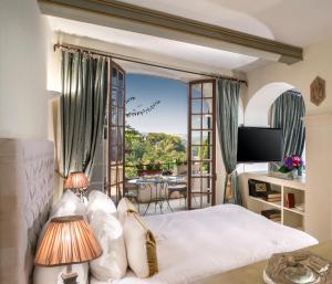Château Le Cagnard - Room Features and Comfort