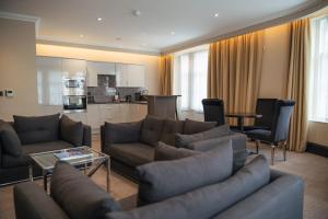 County Hotel & County Aparthotel Newcastle - Parking and Transportation