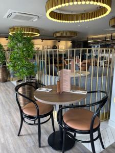 Courtyard by Marriott London Heathrow Airport - Transportation and Accessibility