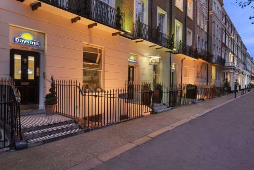 Days Inn Hyde Park - Transportation and Accessibility