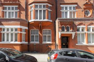 Discounted Flat W Lovely Terrace Near Kings Road - Amenities and Policies