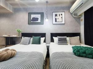 G22 New Inn, Shinjuku Center, 5 Mins to Station, Max 3 Direct Access to Shinjuku, With a Hot Spring Bath and Rooftop Terrace, Original Inn With a Wooden Vibe - The Sum Up