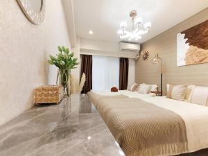 G53 New Inn Central Shinjuku - 5 Mins to Station, Max 4 People. Direct Access to Shin-Okubo, With a Bathtub and a View of the Sky. Equipped With a Wooden Bed and a Silver Chair - House Rules and Policies