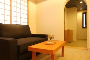 Hachi Inn - Staff and Service