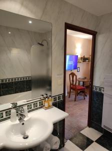 Hostellerie Les Hauts De Sainte Maure - Amenities and Facilities