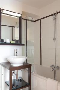 Hotel Eiffel Seine - Transportation and Nearby Attractions