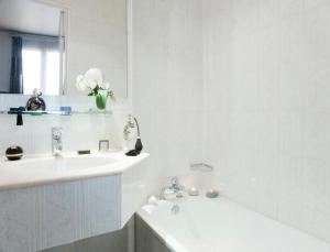 Hotel Miramar - Transport and Airports