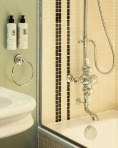 Hotel of the Great Travelers - Nearby Attractions