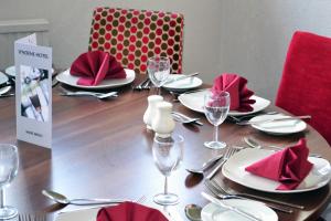 Lyndene Hotel - Entertainment and Activities
