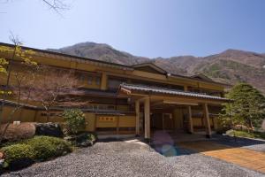 Nishiyama Onsen Keiunkan Review - Nearby Attractions