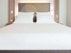 Novotel Newcastle Airport - On-site Dining Options