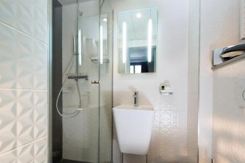 Palym Hotel Review: A Parisian Gem - Location and Accessibility
