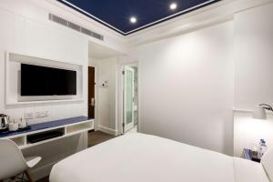 Radisson Blu Hotel, London Tottenham Court Road - Formerly Kenilworth - Nearby Attractions and Activities