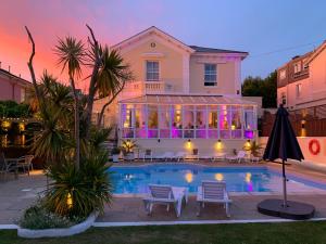Riviera Lodge Hotel - Questions About Staying Here