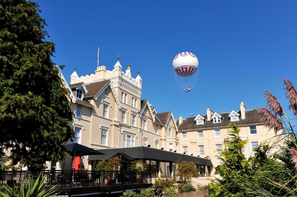 Royal Exeter Hotel - Dining and Entertainment