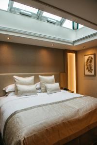 The Dean Court - Room Features