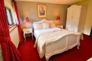 The Roundabout Hotel - Location and Accessibility