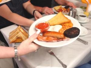 The Sandringham Court Hotel & Apartment With High Speed Wi-Fi - Nearby Attractions
