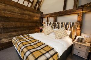 The White Hart, South Harting - Nearby Attractions and Accessibility