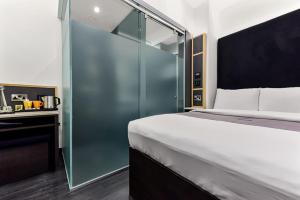 The Z Hotel Strand - Local Attractions and Activities