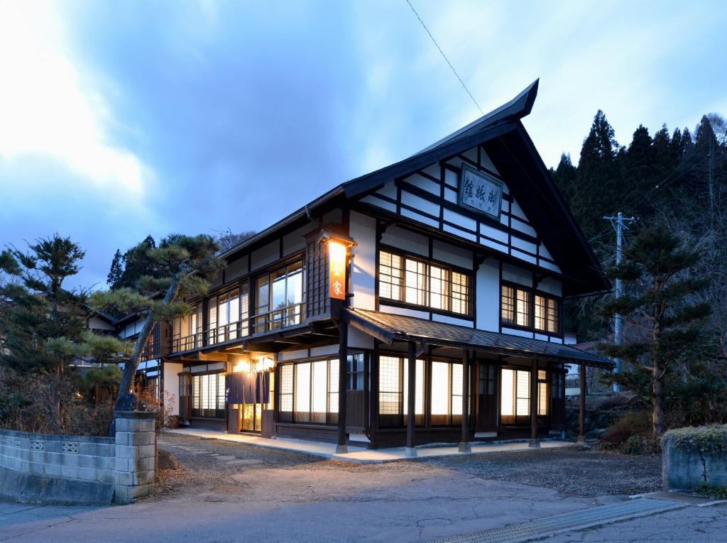 Yadoya-Shiroganeya Is a Guesthouse That Accommodates 1 Group of up to 2 People, and It Offers a Full-Room Rental. It Provides a Traditional Culture Experience With a Focus on the Construction of Traditional Buildings - Culinary Delights at Yadoya-Shiroganeya