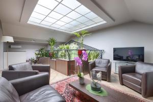 Apollinaire - About Staying Here