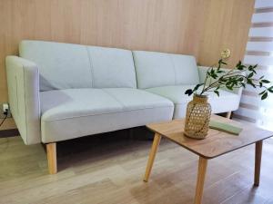 B23 Shinjuku Center, Located in the Central Area, Is a Long-Term Stay Option. It Is a 7-Minute Walk to the Station, With a Maximum Capacity of 5 Guests. the Accommodation Features Amenities Such as a Hot Spring Bath and a Rooftop Garden With a View of the City, Along With Wooden Furnishings and Original Decor - Booking Information