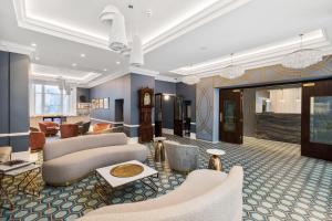 Commodore Hotel - Transportation and Accessibility