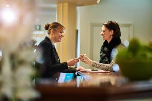 County Hotel - Payment and Noise Considerations