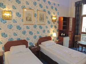 Dolphin Hotel - Nearby Attractions