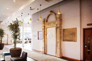 DoubleTree by Hilton Lincoln - Convenient Transportation and Connectivity