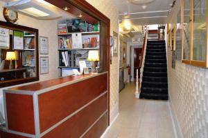 Falcon Hotel - Tips for Booking